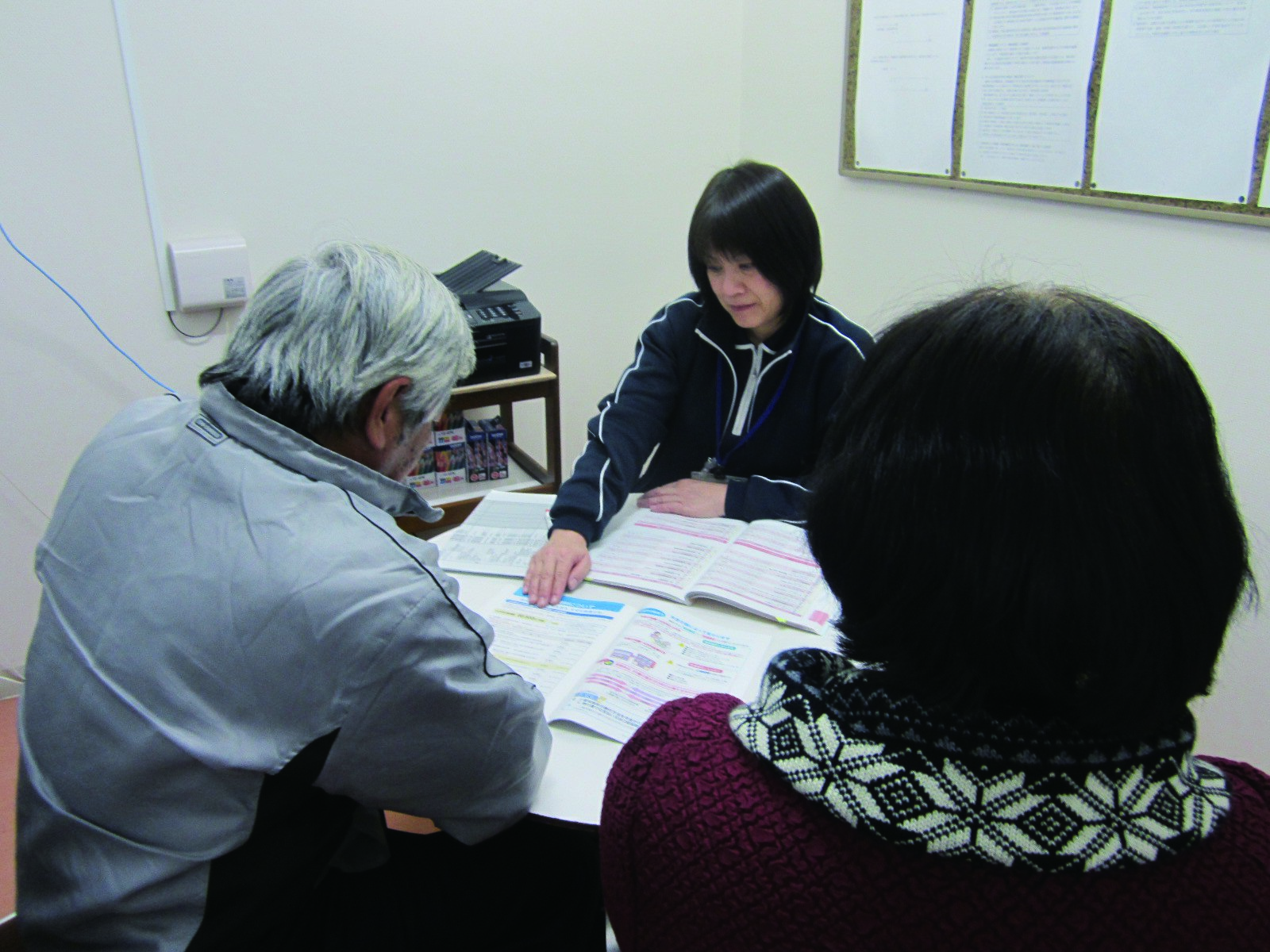 ご家庭でケアプランについて相談する様子
