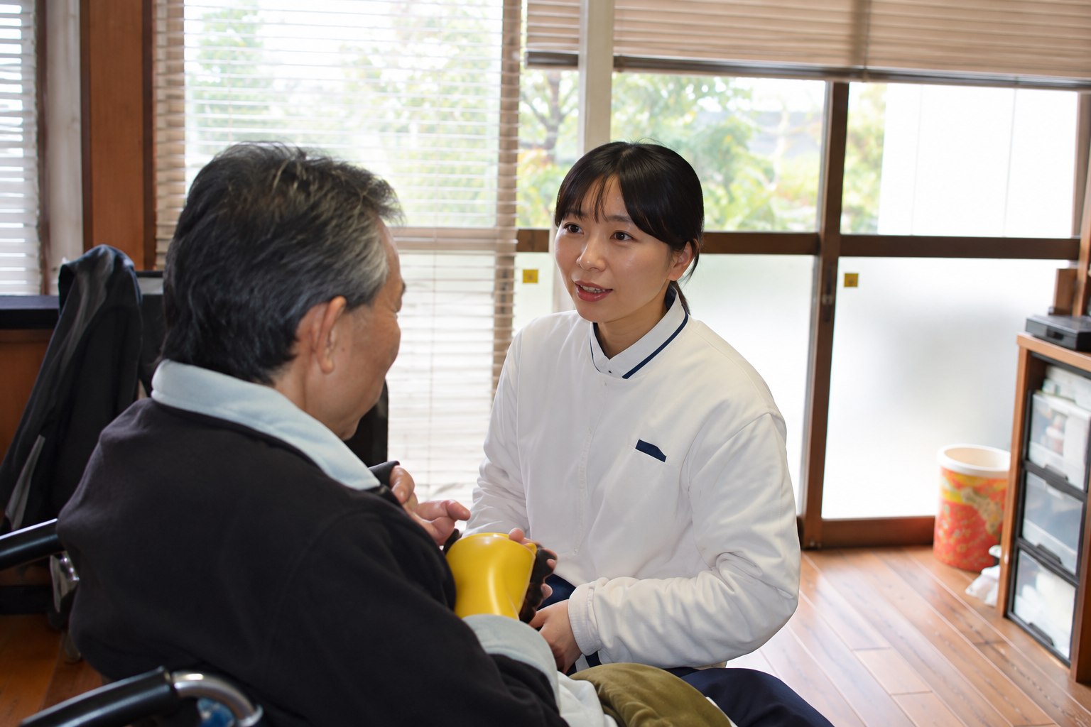 ご家庭で相談に応じる看護師