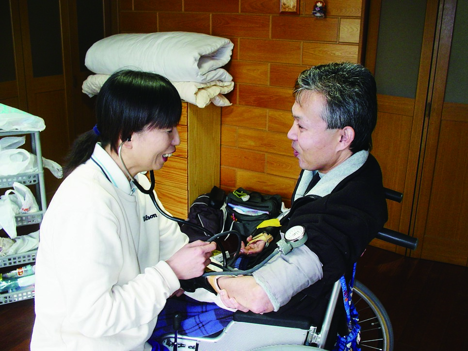 ご家庭で血圧を測定する看護師