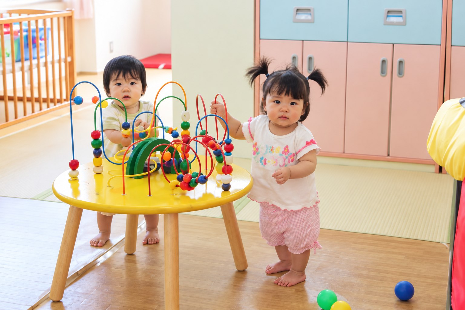遊具で遊ぶ子どもたち