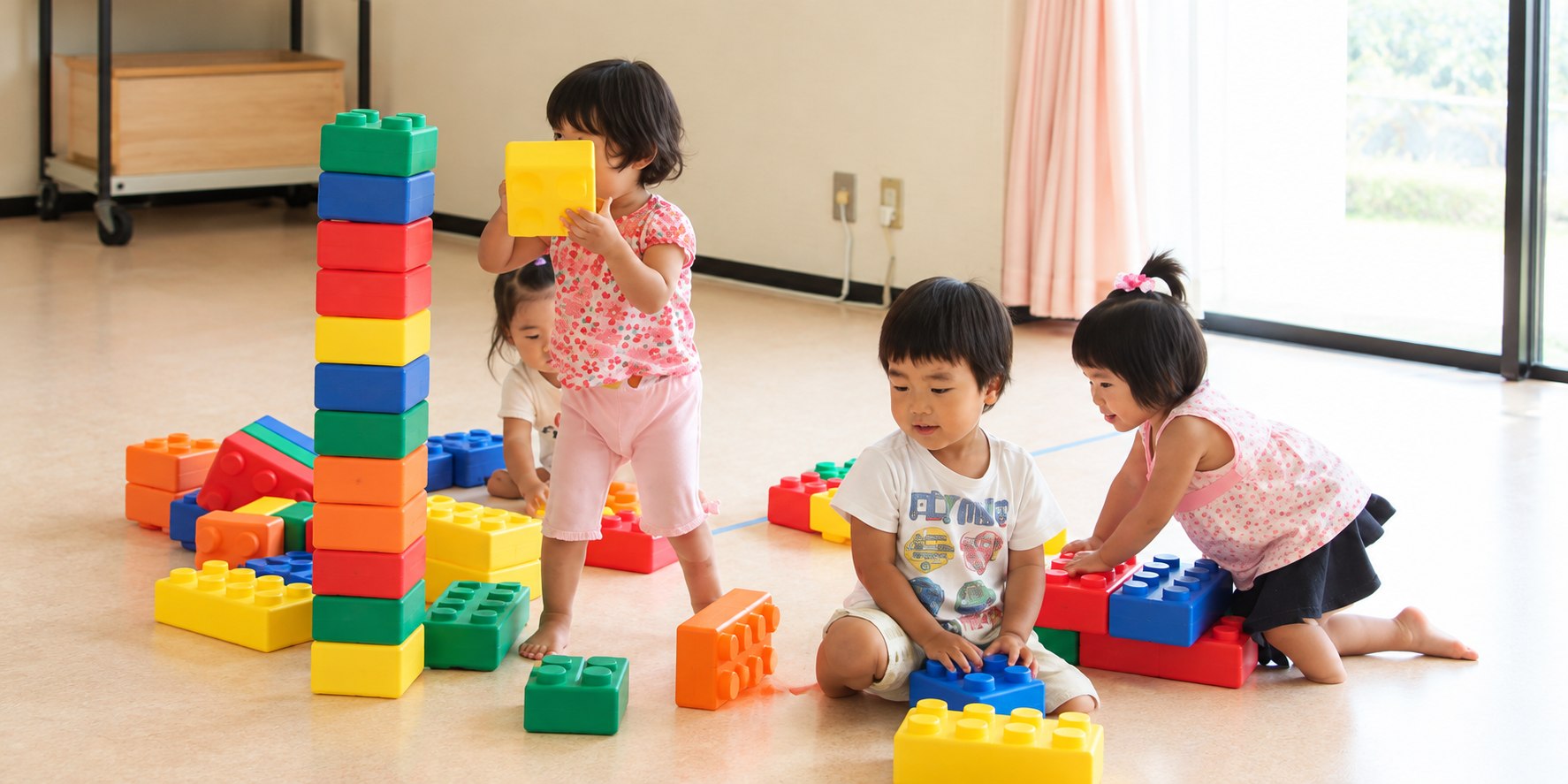 大きなブロックで遊ぶ子どもたち