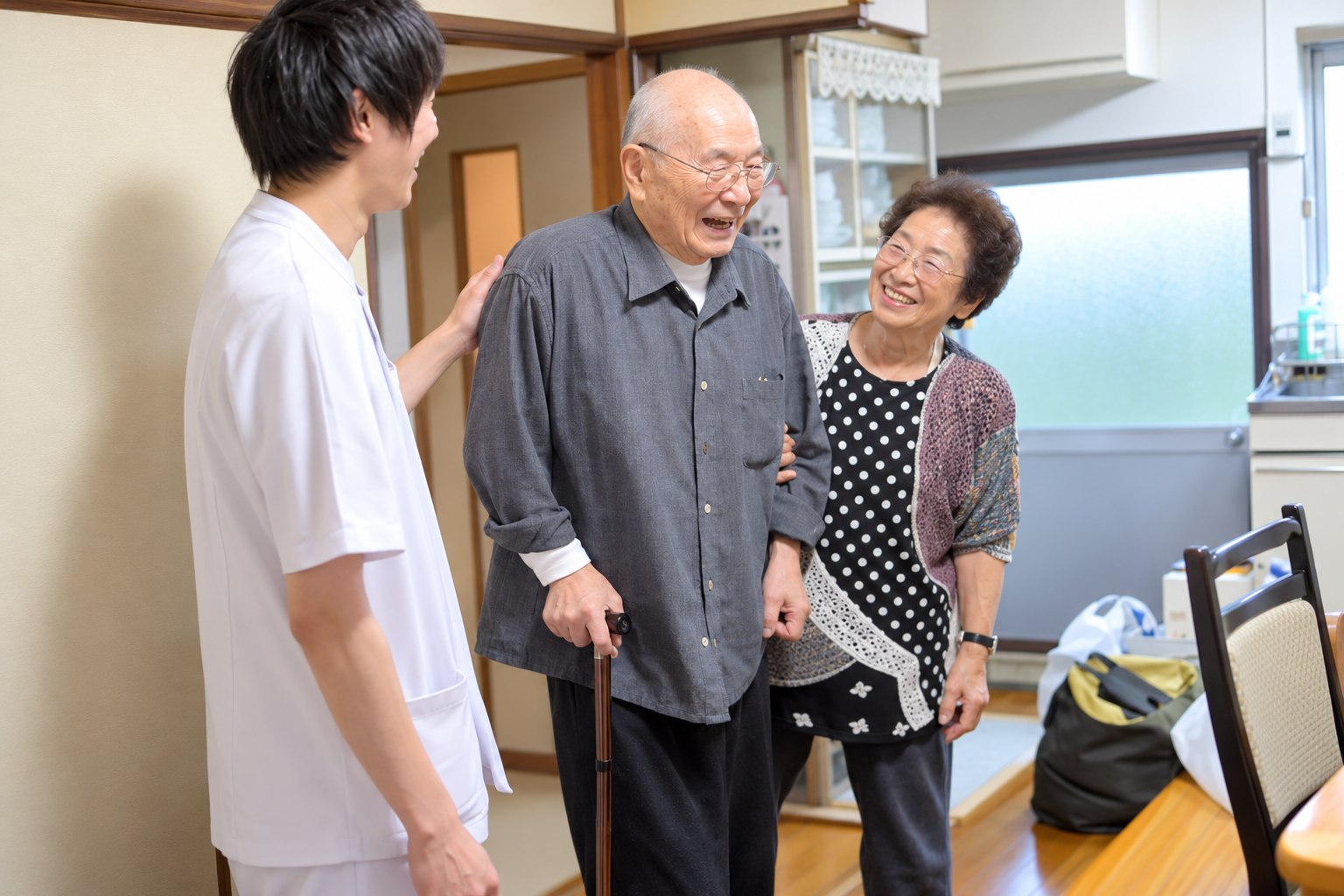 ご家庭で患者様の動作を確認する様子