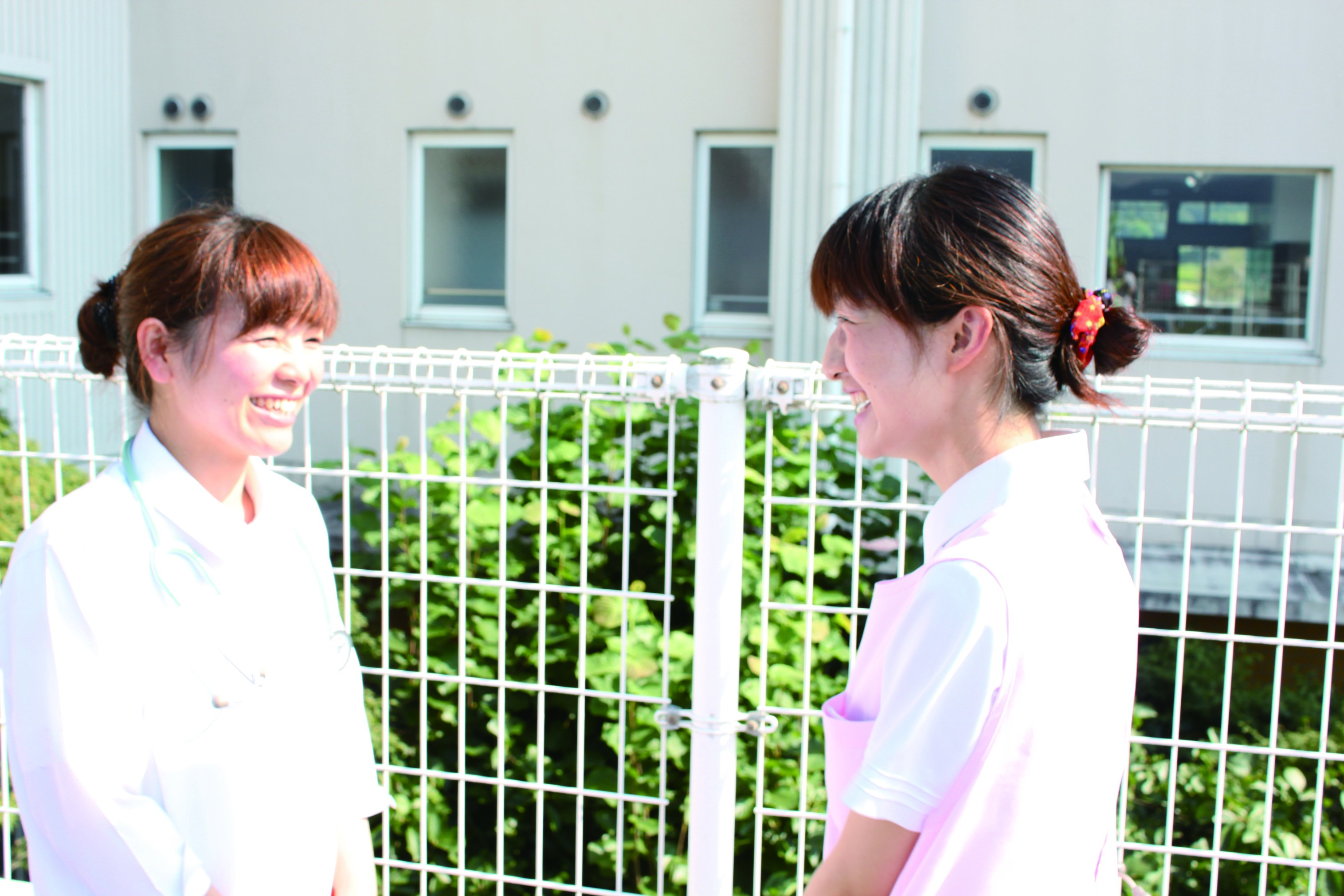 屋外で話す看護師