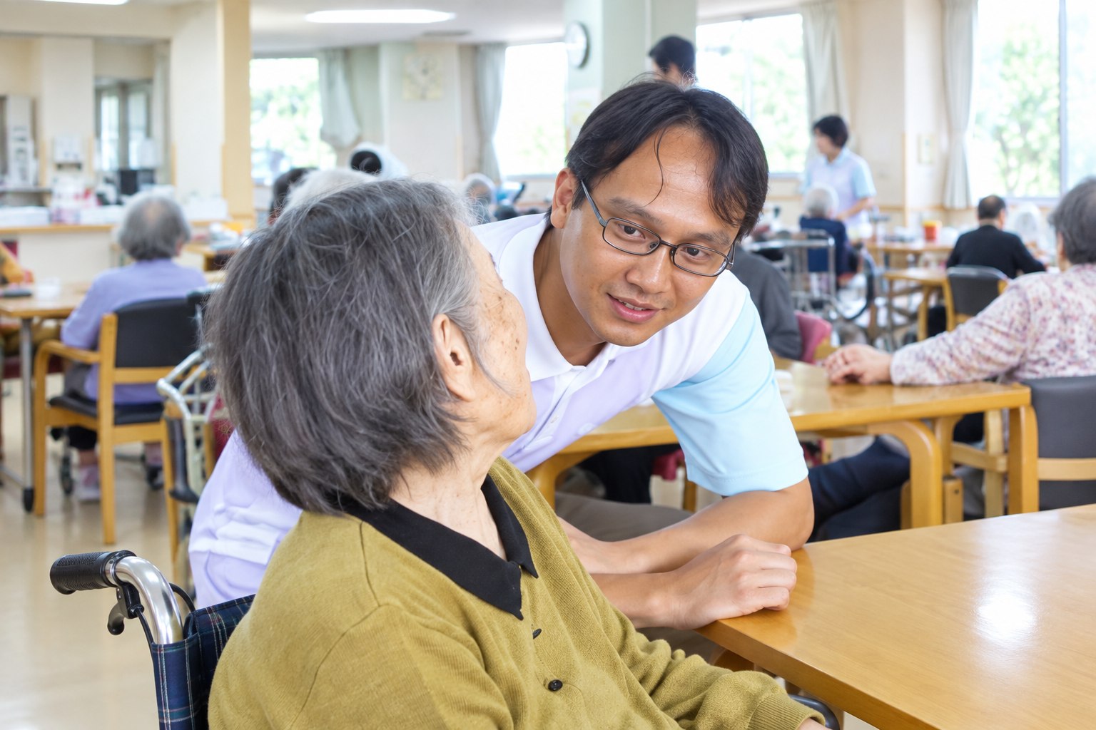 外国人スタッフと利用者様が話す様子