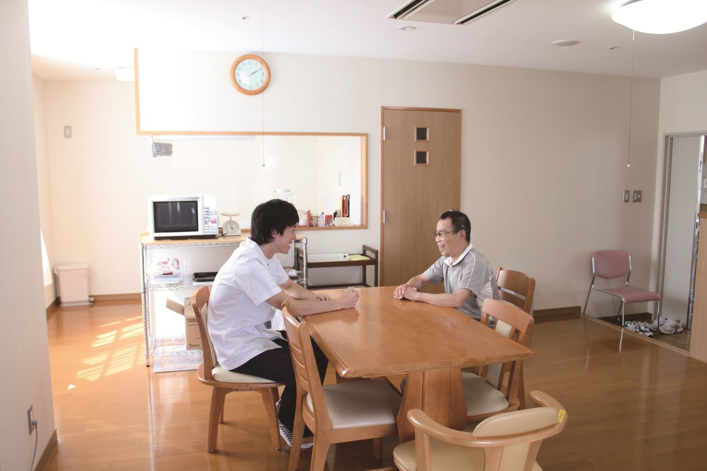 机を挟んでスタッフと相談する様子