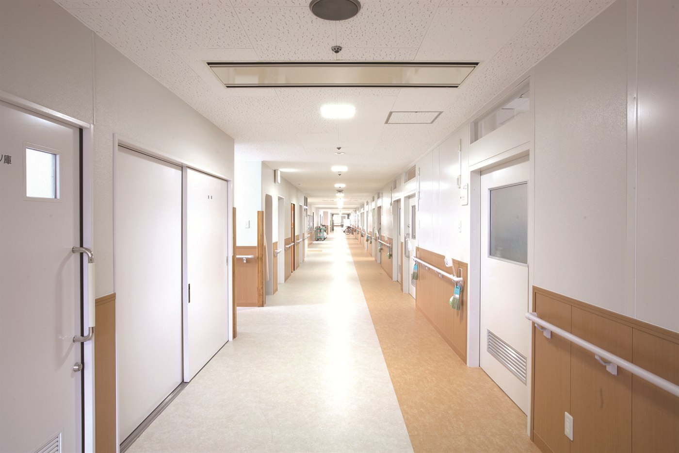 光が差し込む院内の廊下
