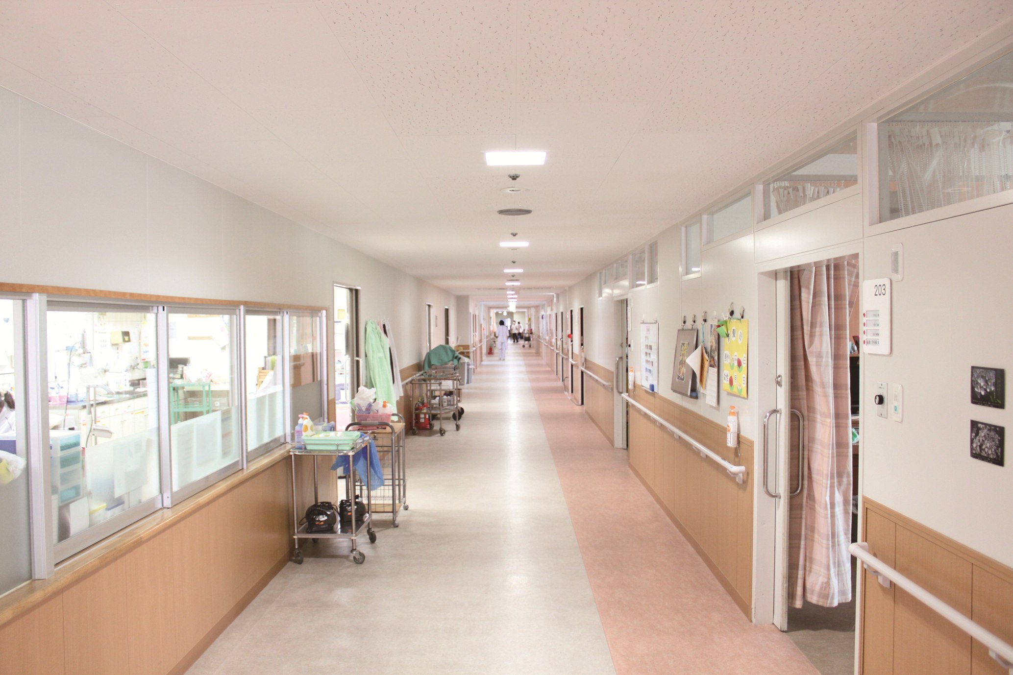 病棟の廊下と奥へ続く通路
